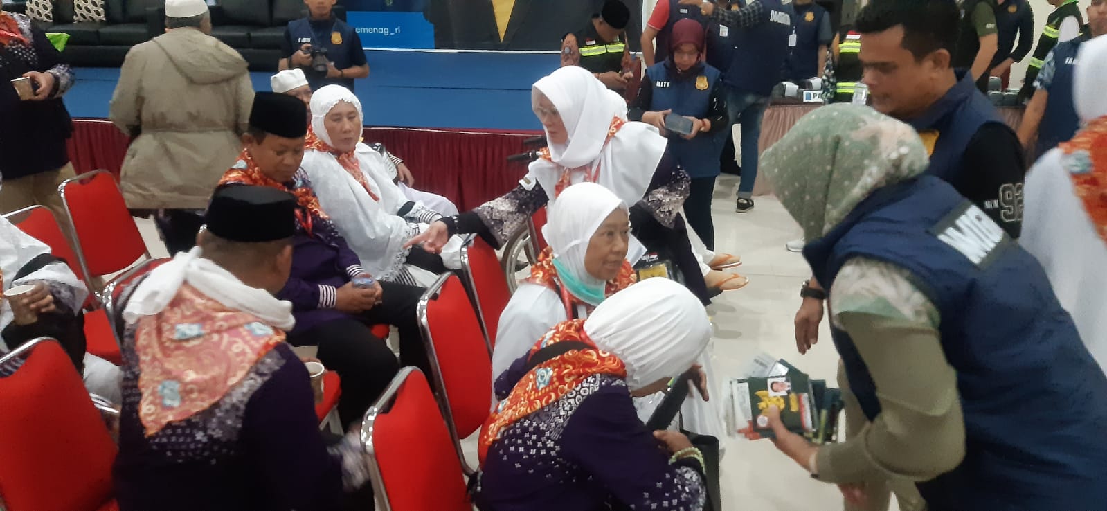 Kantor Imigrasi Bengkulu Serahkan Paspor Jemaah Haji Kloter 002