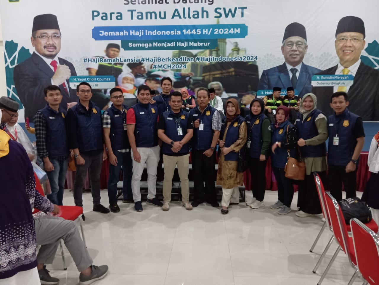 Ratusan Jemaah Haji Kloter 001 Terima Paspor dari Kantor Imigrasi Bengkulu