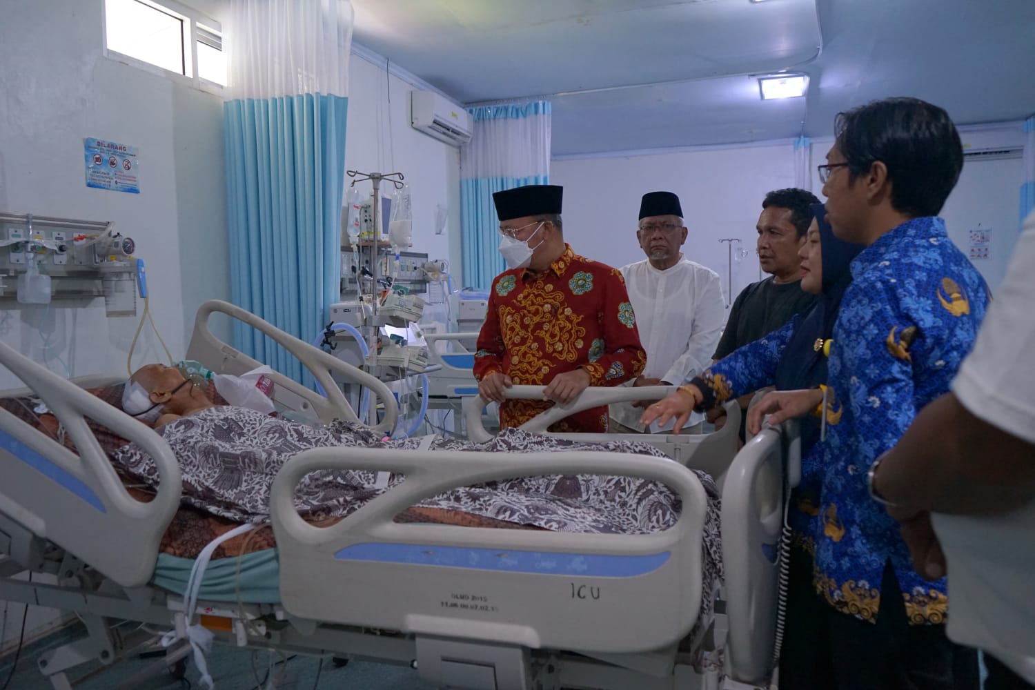 Gubernur Jenguk Guru PPPK Asal Kaur yang Kecelakaan Saat Bertugas
