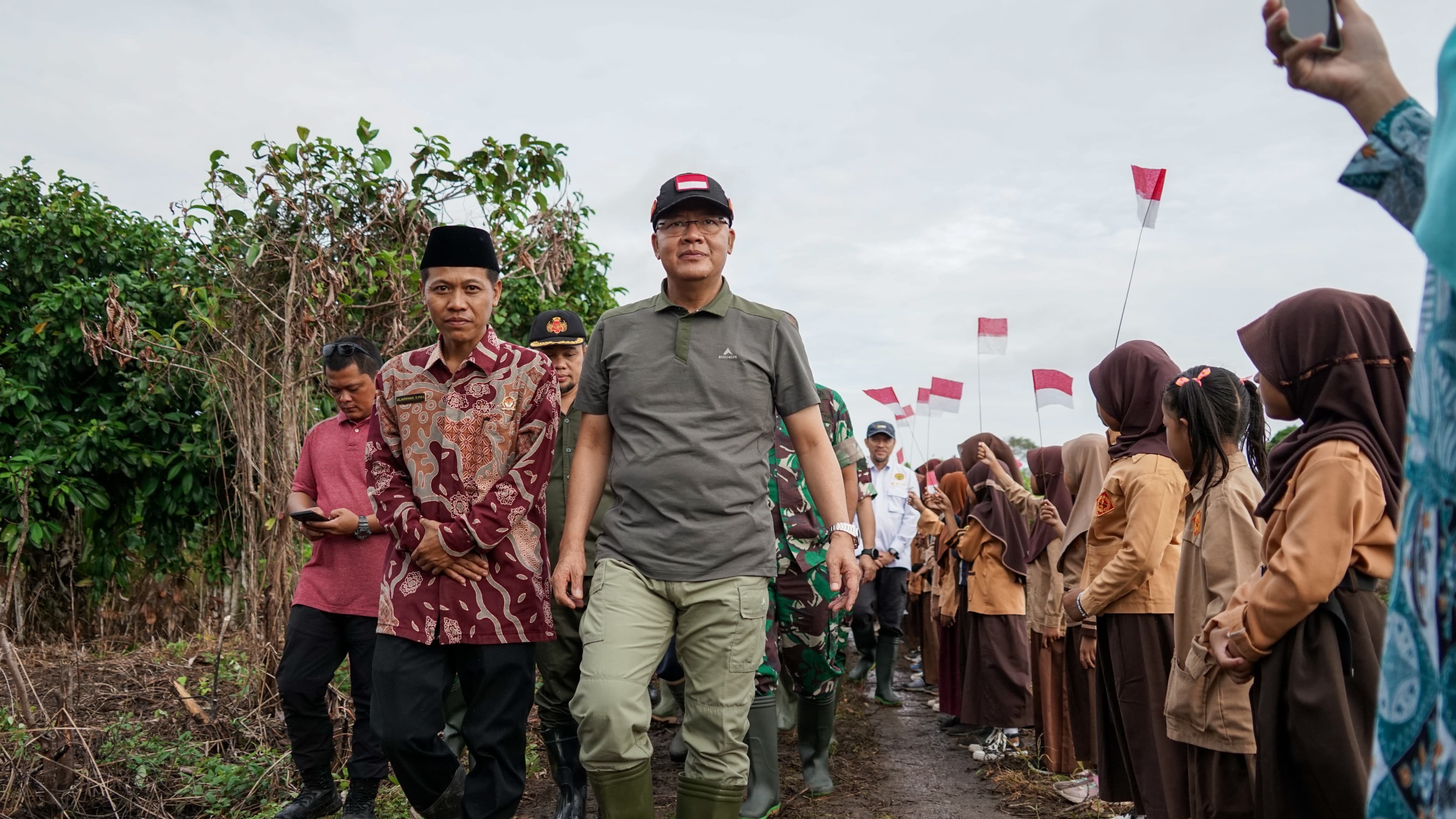 Gubernur Rohidin Ajak Warga Enggano Tanam Padi Gogo