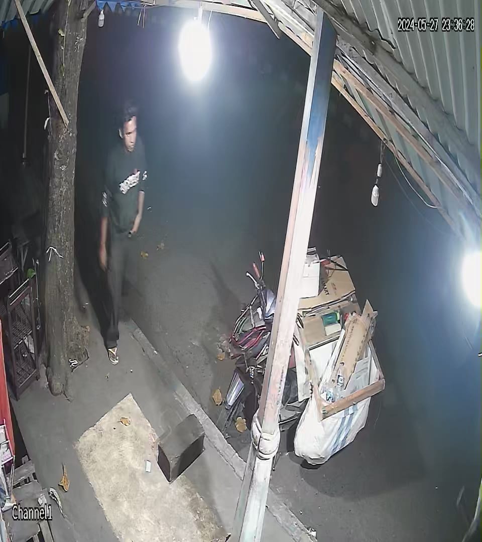 Pemulung di Kota Bengkulu Maling Mainan Anak-anak Terekam CCTV