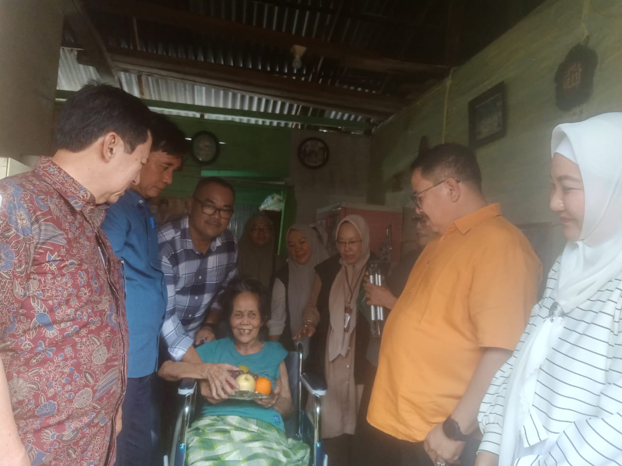 Lansia di Kota Bengkulu dapat Bantuan Kursi Roda
