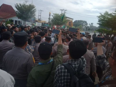 HMI Cabang Bengkulu Gelar Aksi Demonstrasi di Depan Gedung DPRD