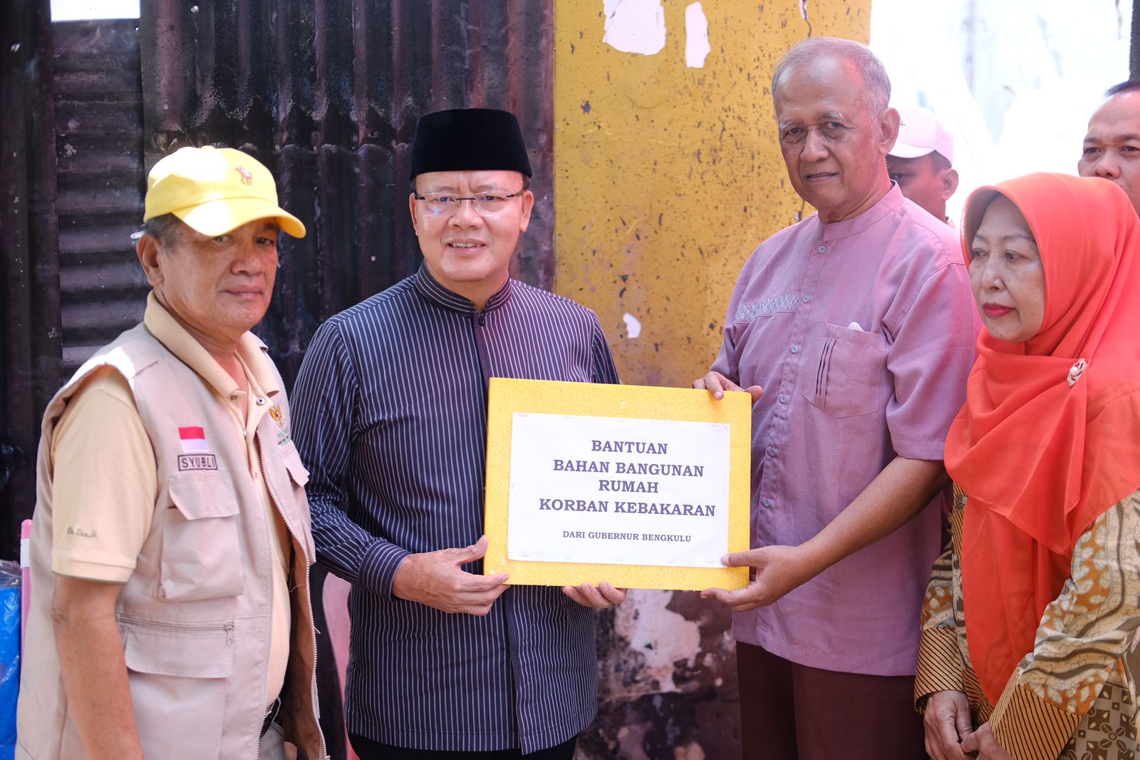 Gubernur Bengkulu Berikan Bantuan kepada Pensiunan yang Tertimpa Musibah