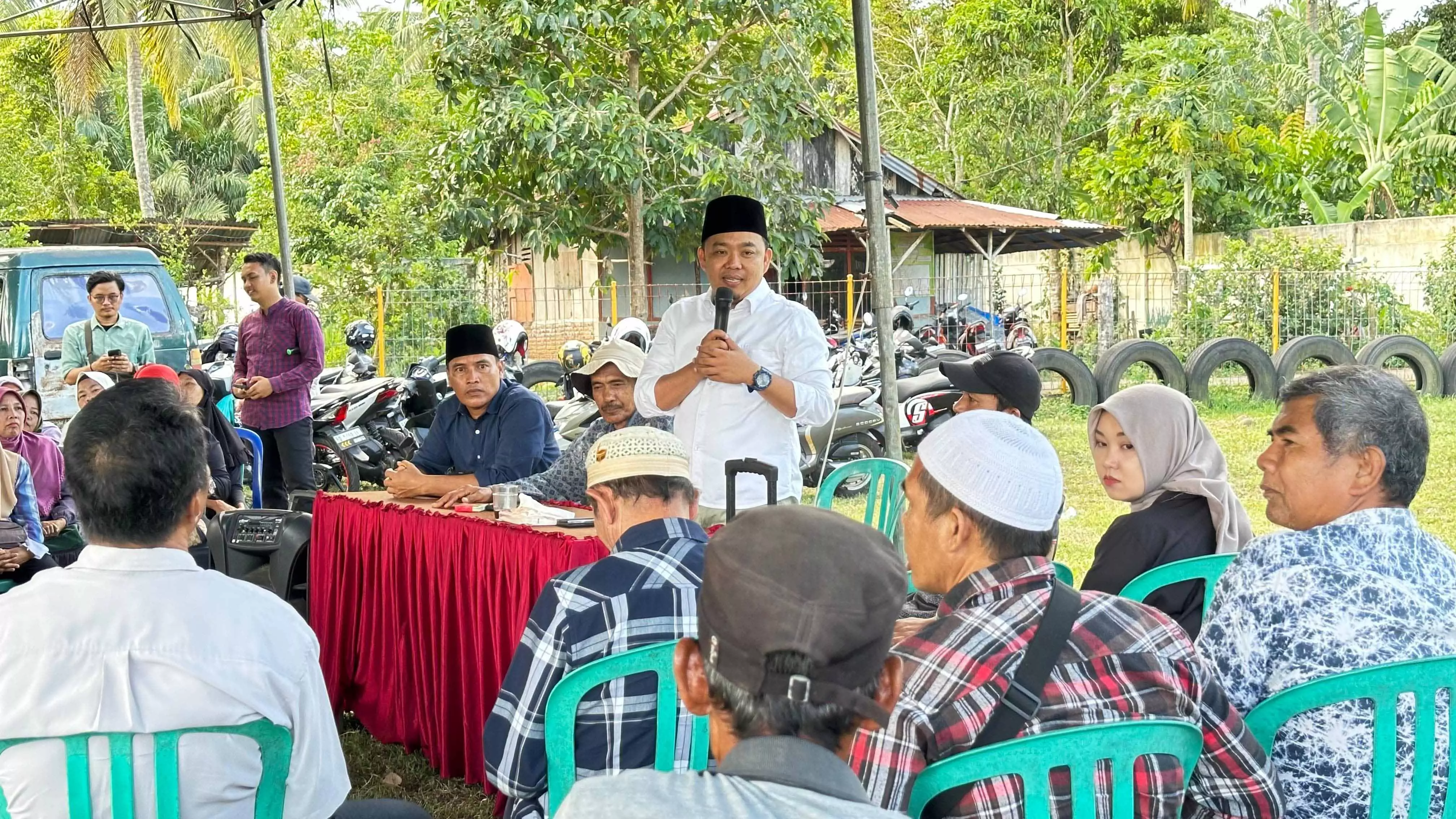 Bakal Calon Gubernur Bengkulu, Dempo Xler bertemu dengan petani dan nelayan Pondok Kelapa, Jumat (14/6/2024)