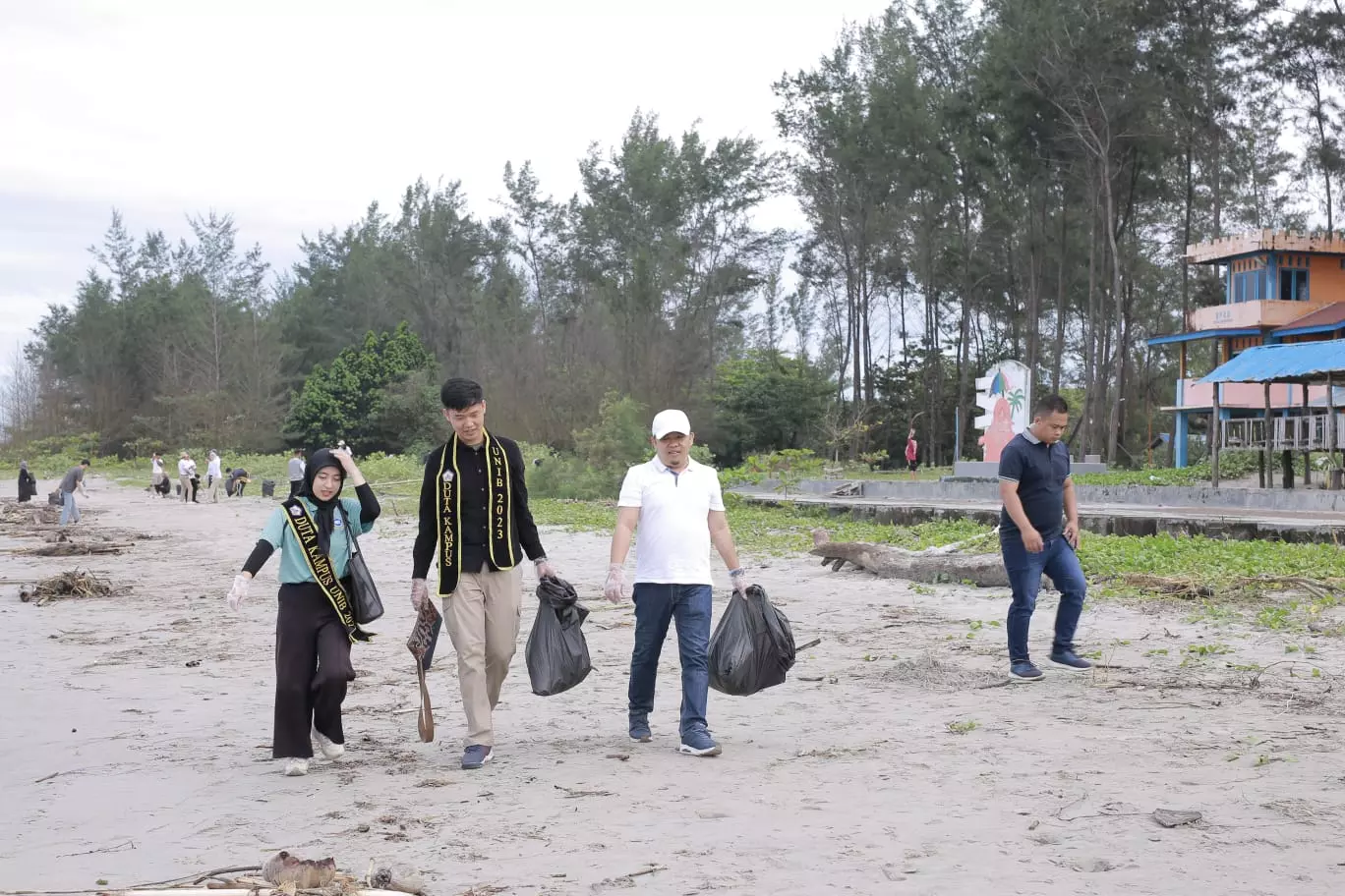 Hari Lingkungan Hidup, Dempo Xler Turut Tanam Pohon dan Bersihkan Pantai Panjang