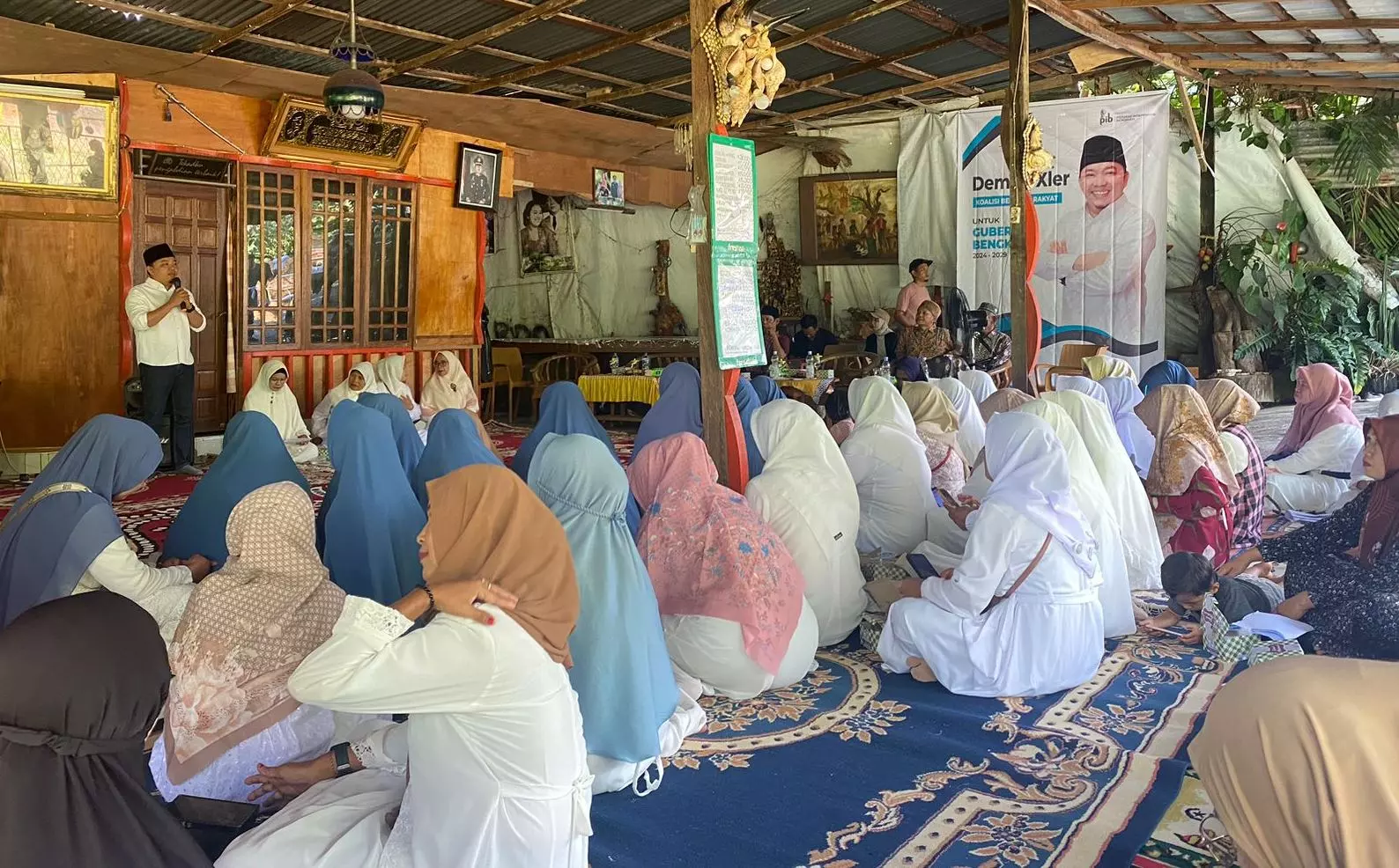 Ibu-ibu pengajian di Bengkulu Utara saat bertemu bakal Calon Guberur Bengkulu, Dempo Xler.