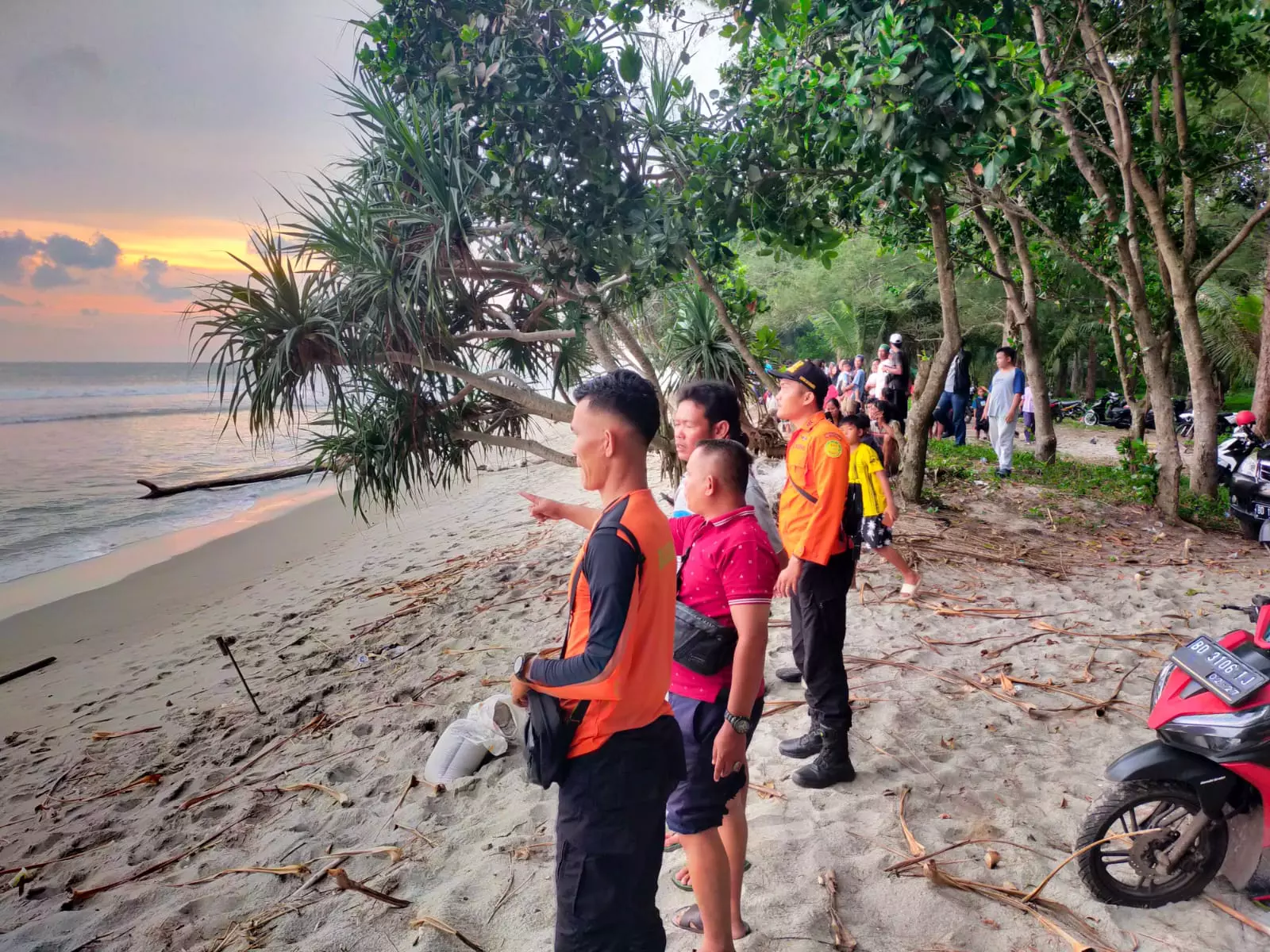 Ayah dan Anak Tenggelam Saat Mancing di Pantai Teluk Sepang, Satu Orang Hilang