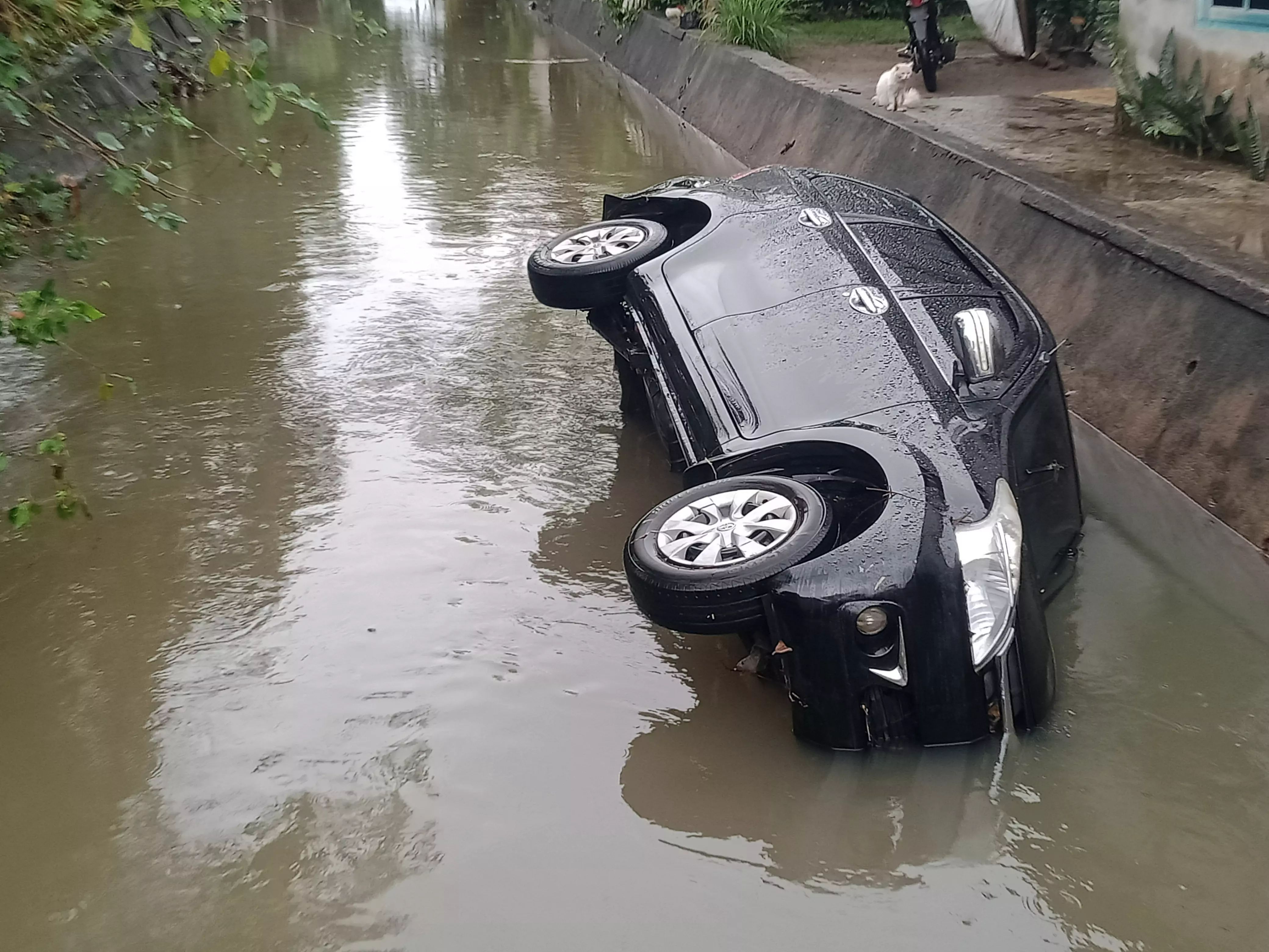 Akibat Tak Hapal Jalan, Mobil Nyemplung ke Parit