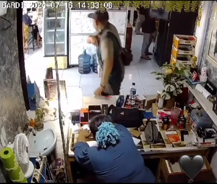 Handphone Milik Admin Rumah Makan Diembat Maling, Aksi Pelaku Terekam CCTV