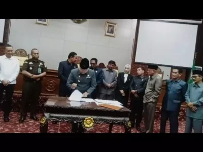 Gubernur Bengkulu Tanda Tangani Dua Raperda