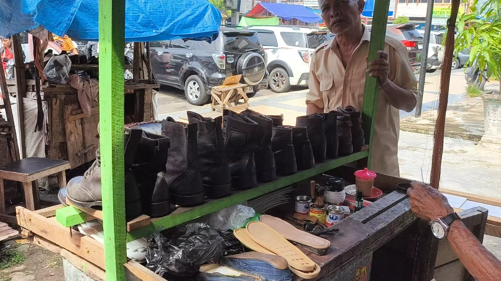 Sedang Ngesol Sepatu, Hp ASN Ini Lenyap