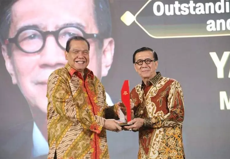 Menteri Hukum dan HAM, Yasonna Laoly Raih ‘Outstanding Dedication to Law Enforcement