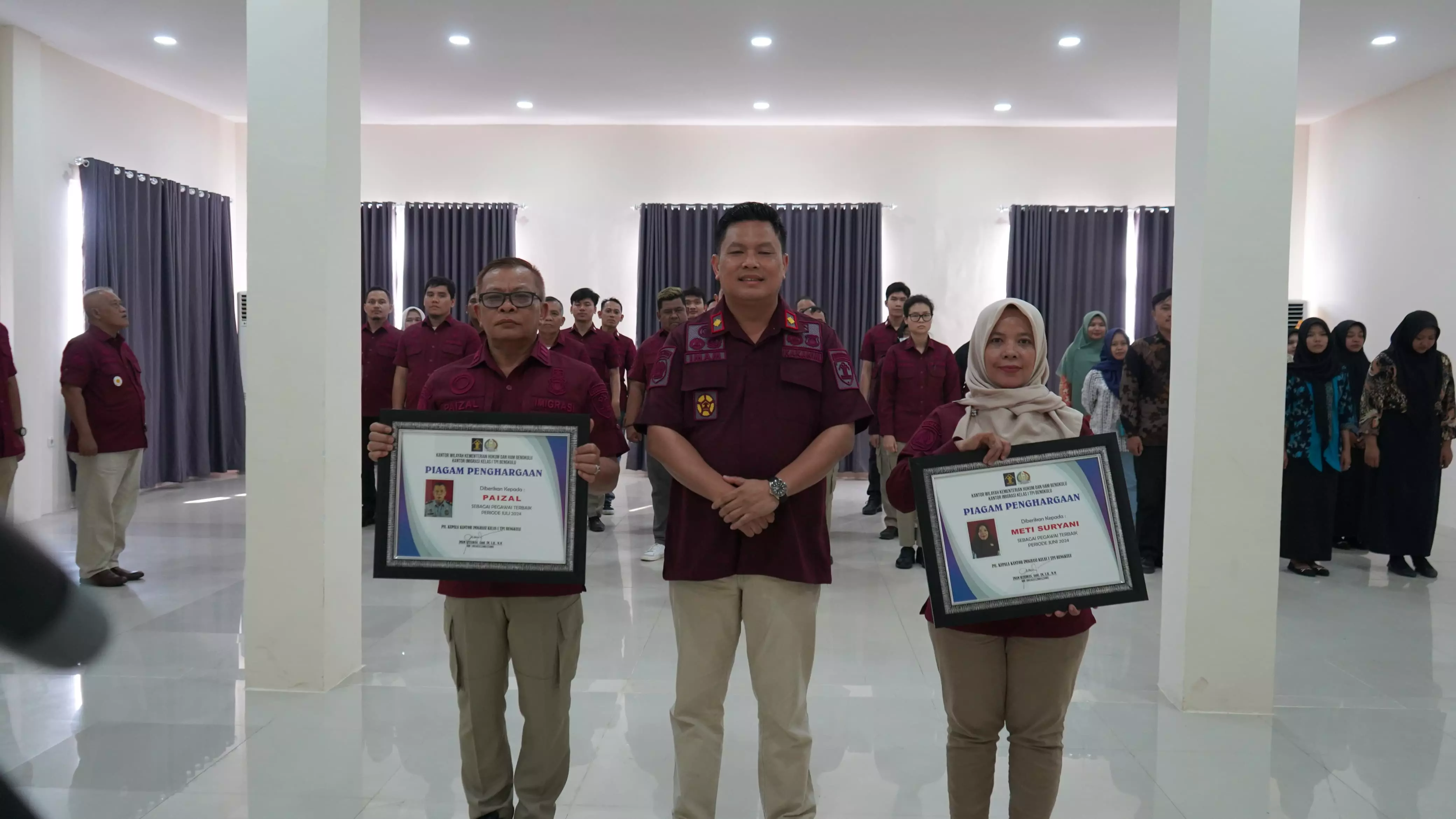 Plt Kepala Kantor Imigrasi Kelas I TPI Bengkulu Berikan Penghargaan pada Pegawai Terbaik