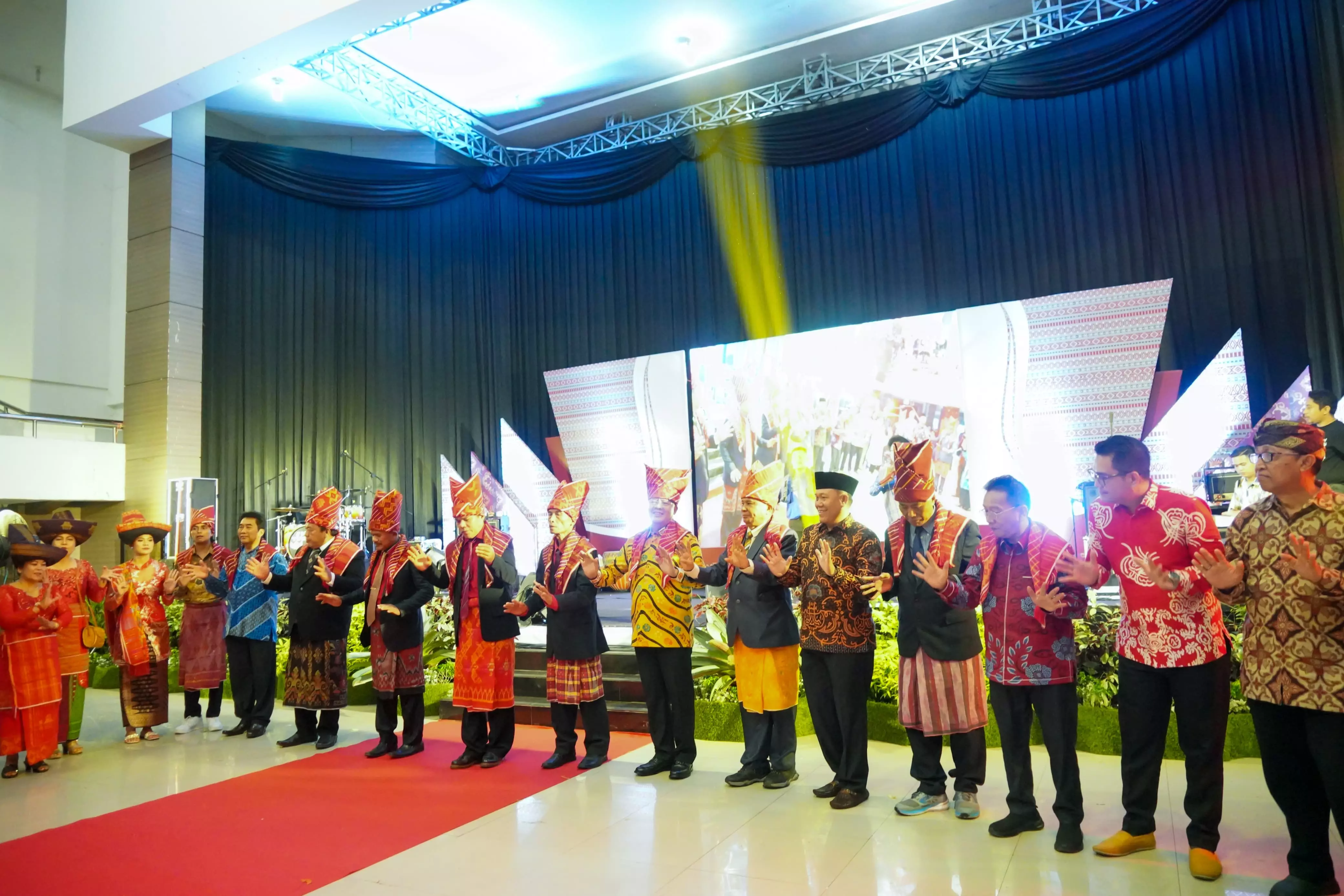 Rohidin dapat “Marga” Sembiring di Pentas Seni Perkolong-Kolong