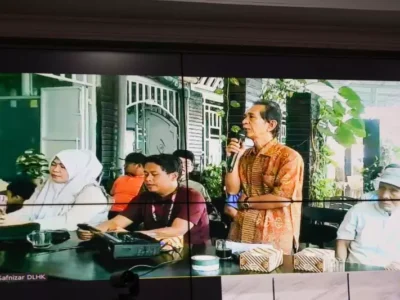 Gubernur Rohidin saat melakukan sosialisasi dan dialog dengan warga Kelurahan Lempuing, Kota Bengkulu, yang tinggal di sekitar TWA Rumah Makan Pring Gading melalui konferensi video di Command Center, Balai Raya Semarak, pada Kamis (12/9).