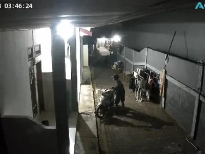 Tangkapan Layar Video CCTV Pencurian Motor