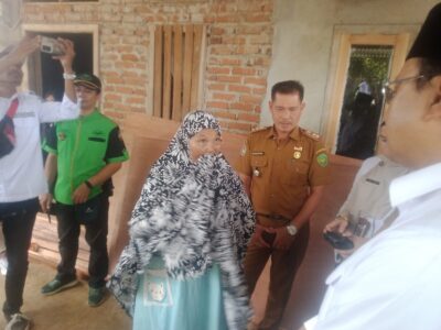 Kesal Jalan Tak Kunjung Diaspal, Seorang Ibu “Todong” Mensos RI Mintak Perbaikan