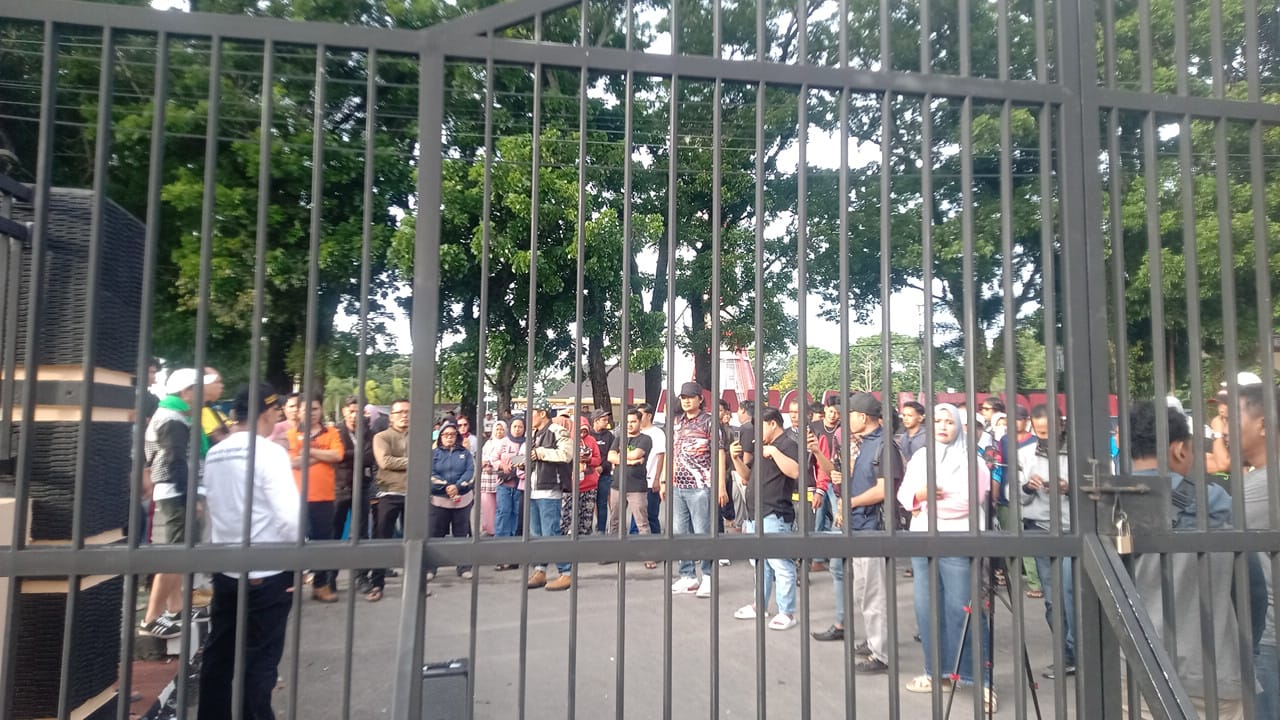 Rohidin Ditangkap KPK, Pendukung Demo di Mapolresta Bengkulu