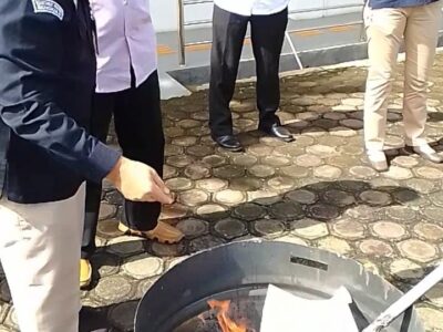 KPU Kota Bengkulu Musnahkan Ratusan Susu Rusak