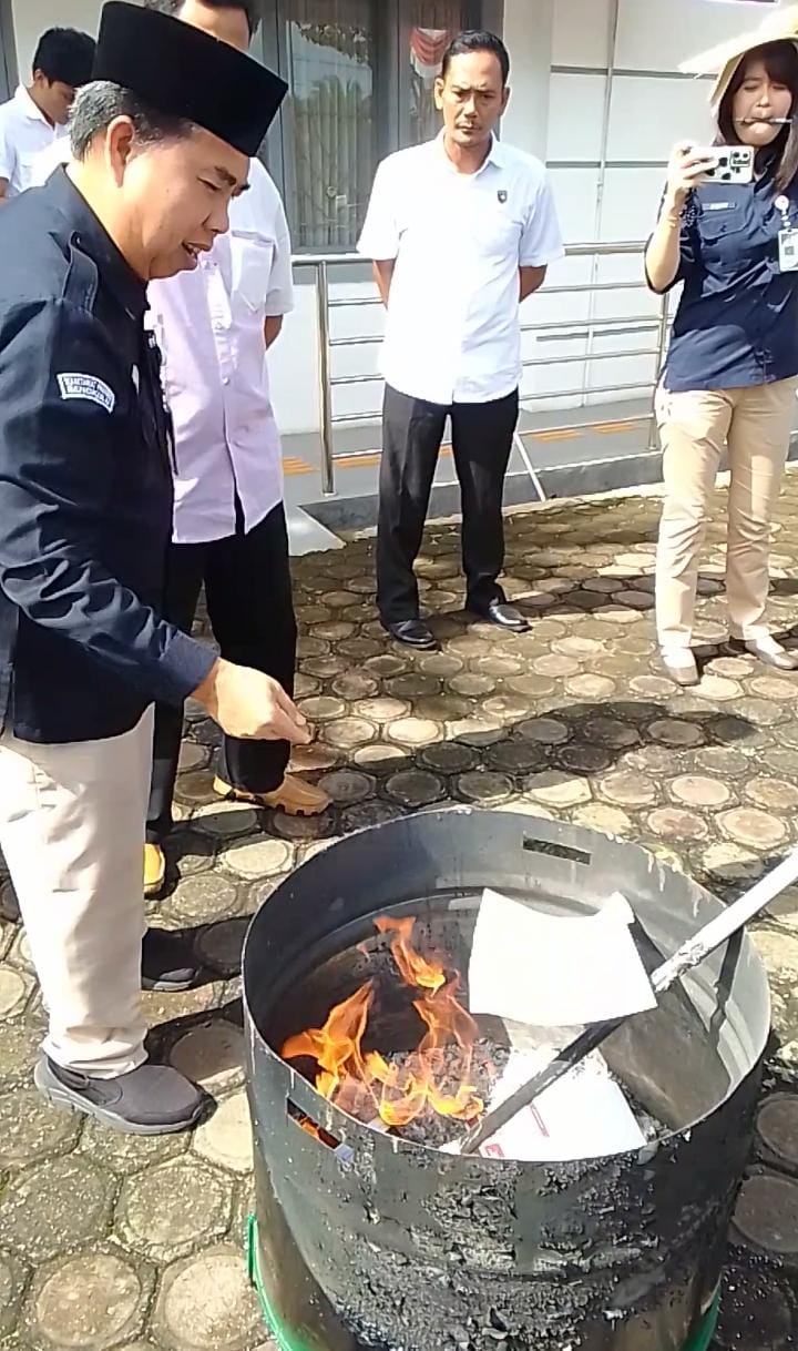 KPU Kota Bengkulu Musnahkan Ratusan Susu Rusak
