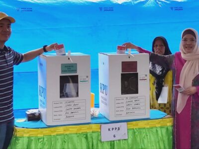 Datang ke TPS, Istri Rohidin Mersyah Disambut Meriah Warga