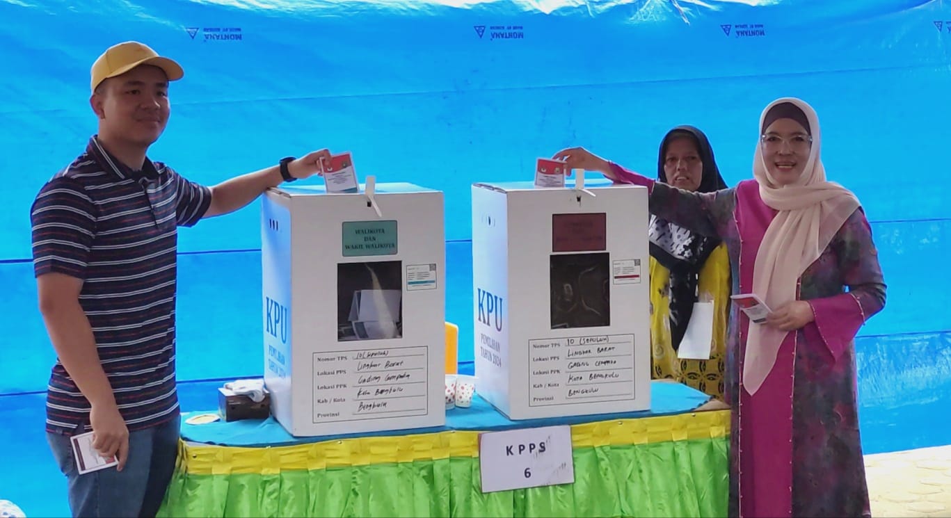 Datang ke TPS, Istri Rohidin Mersyah Disambut Meriah Warga