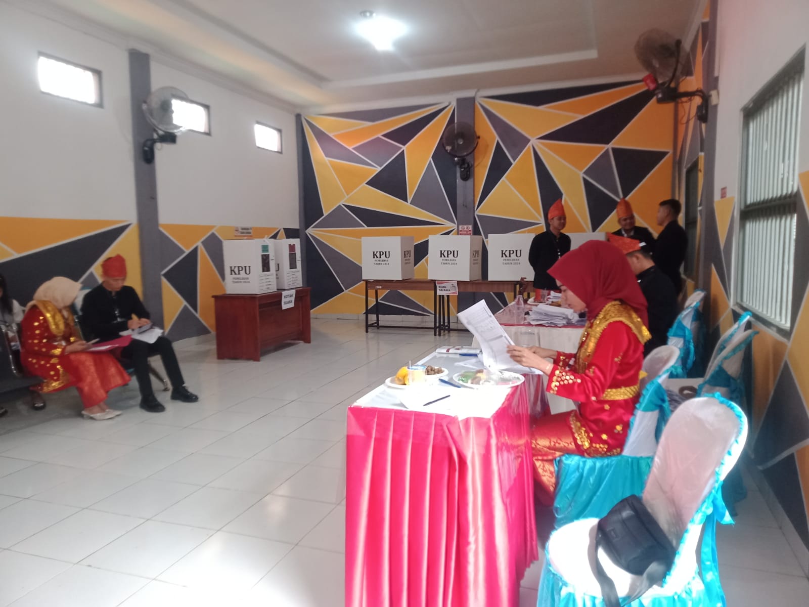Gaet Pemilih di Rumah Tahanan, Petugas KPPS Kenakan Pakaian Adat
