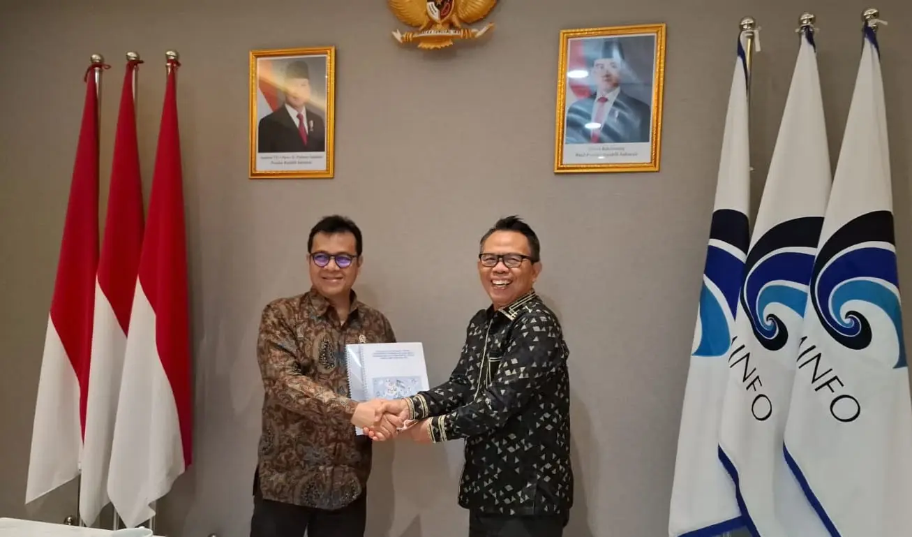 Ketua KTP2JB, Dr Suprapto Sastro Atmojo (kanan) menyerahkan dokumen Panduan Pelaksanaan Fungsi Pengawasan Pemenuhan Kewajiban Perusahaan Platform Digital untuk Jurnalisme berkualitas kepada Wakil Menteri Komunikasi dan Digital Nezar Patria 
