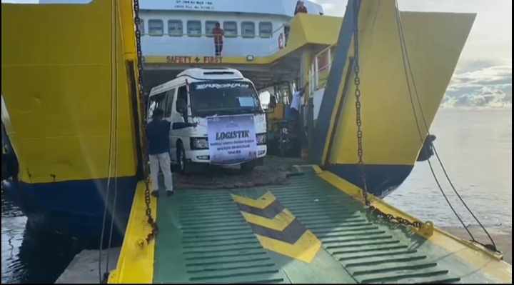 Pengiriman Logistik Pemilu ke Pulau Enggano menggunakan kapal Feri