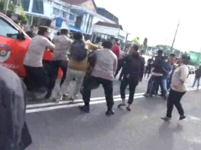 Massa Demo Dukung Rohidin Hadang Kendaraan di Mapolresta