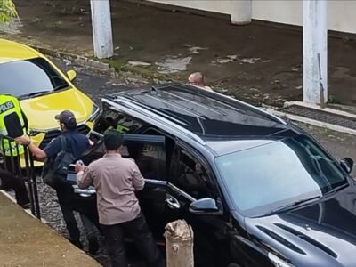 Rohidin Digiring ke Mako Polresta Bengkulu mengenakan baju Polantas
