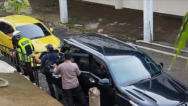 Rohidin Digiring ke Mako Polresta Bengkulu mengenakan baju Polantas