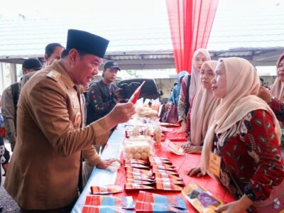 Lomba Masak Serba Ikan serta pembagian bantuan untuk masyarakat di halaman Kantor DKP Provinsi Bengkulu pada Selasa (26/11).