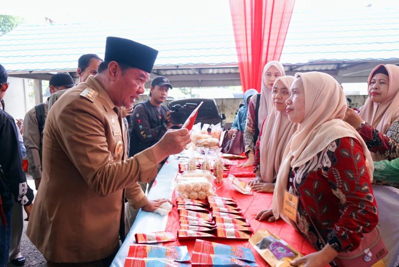 Lomba Masak Serba Ikan serta pembagian bantuan untuk masyarakat di halaman Kantor DKP Provinsi Bengkulu pada Selasa (26/11).