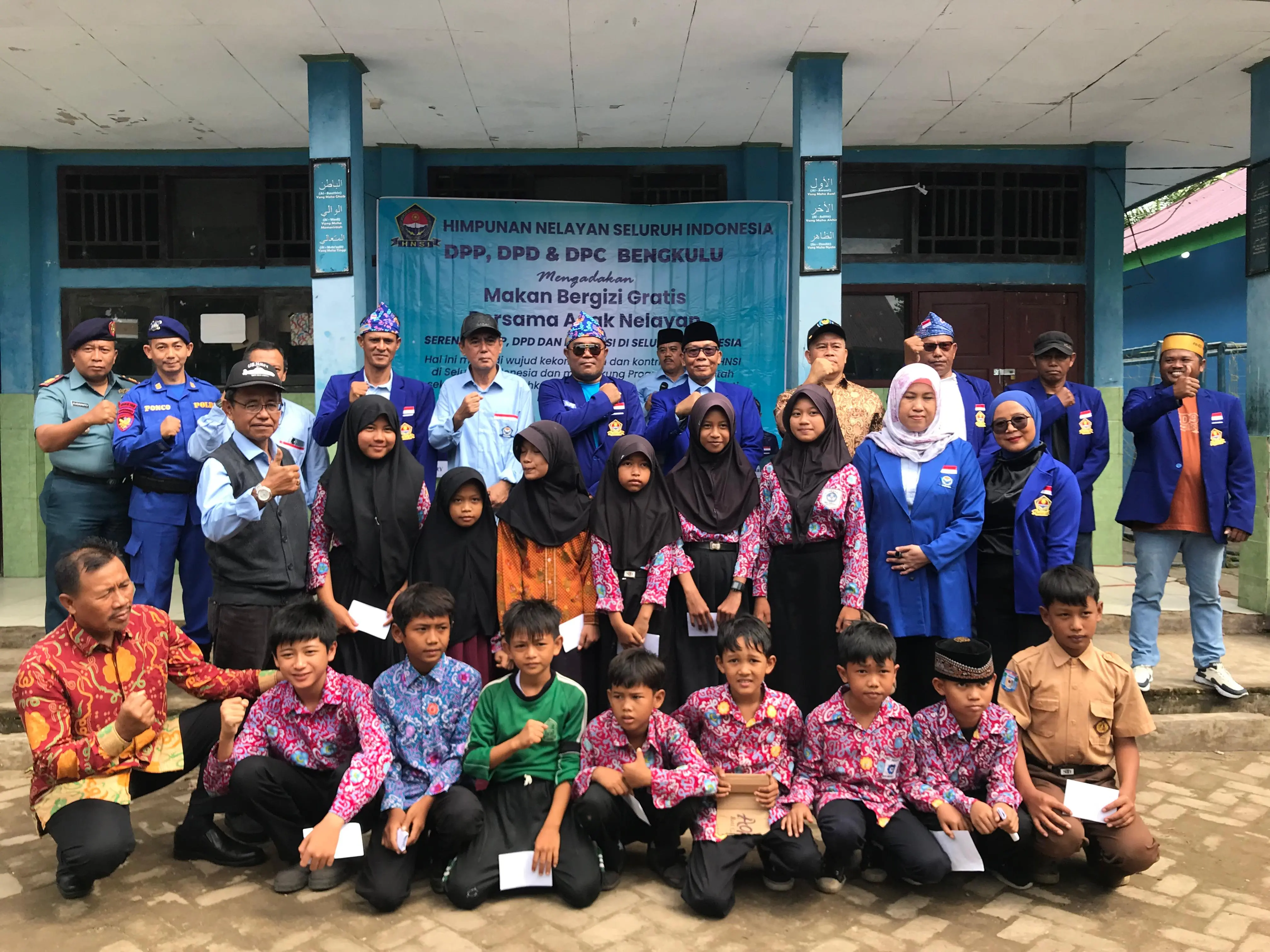 HNSI Bengkulu Bagi Makanan Gratis untuk Anak-anak