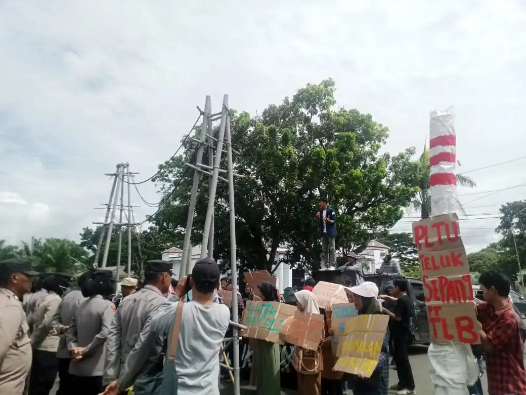 Gubernur Didemo! Massa Tuntut SUTT Padang Kuas Dibongkar