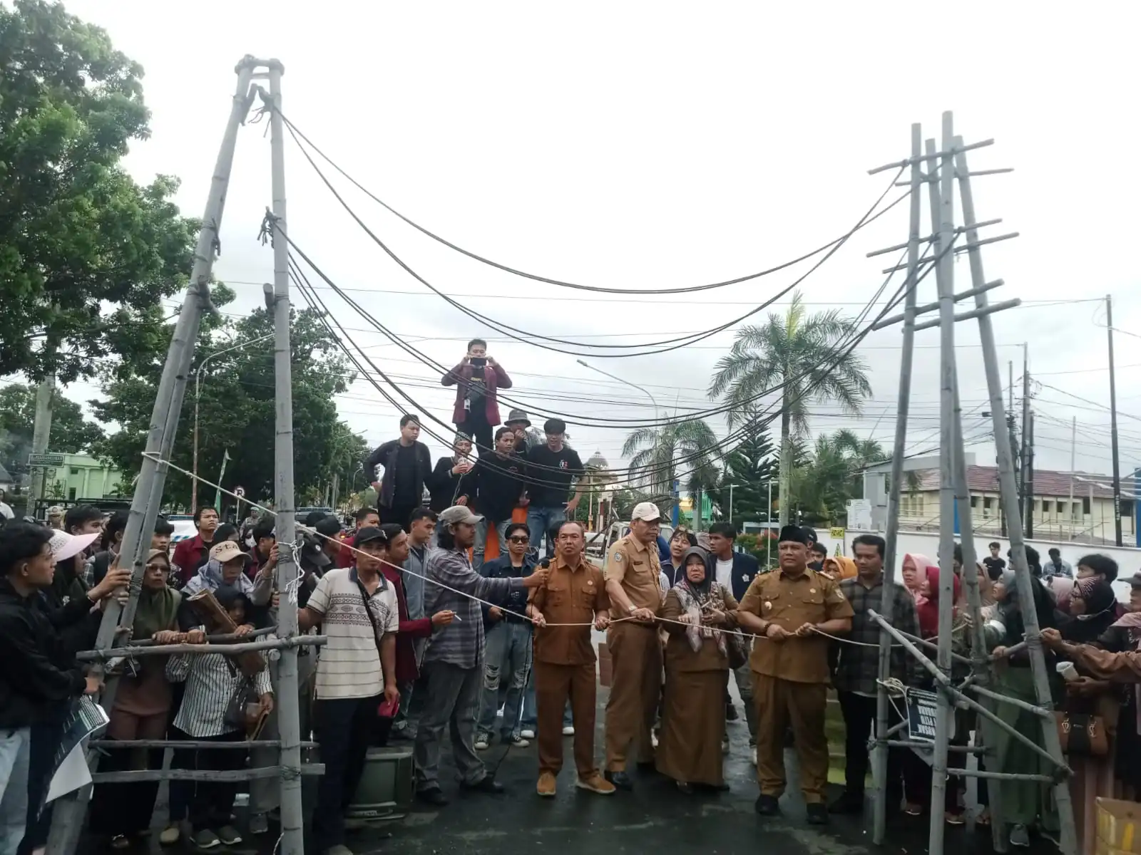 Dinas ESDM Jawab Demo Tolak SUTT: Kita Tidak Tahu di Lapangan