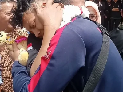 Tangis Keluarga saat Menyambut Kepulangan Juara Dunia Pencak Silat Asal Bengkulu