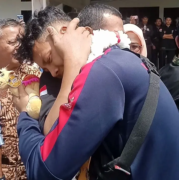 Tangis Keluarga saat Menyambut Kepulangan Juara Dunia Pencak Silat Asal Bengkulu