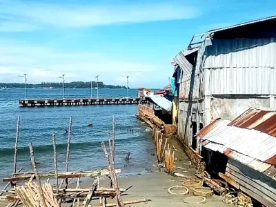 Rumah Nelayan di Pulau Baai Hancur Akibat Tanggul Jebol, PT Pelindo dan Pemerintah Belum Tahu?