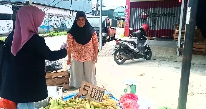 Jelang Tahun Baru, Penjual Jagung dan Arang Menjamur