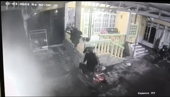 Terekam CCTV, Pencuri Berhasil Bawa Kabur Motor Meski Dilengkapi Gembok Berantai