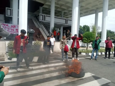 Demo Kenaikan PPN, Mahasiswa Bentang Spanduk dan Bakar Ban di Tangga DPRD