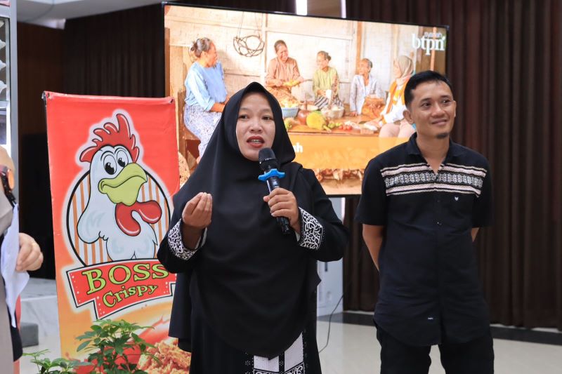Shanti percaya diri berjualan ayam tepung dengan merek Boss Crispy