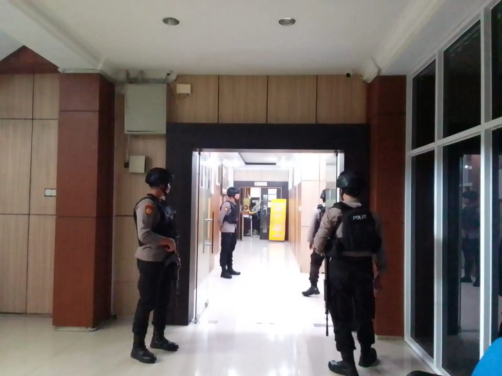 KPK melakukan penggeledahan ruang kerja gubernur