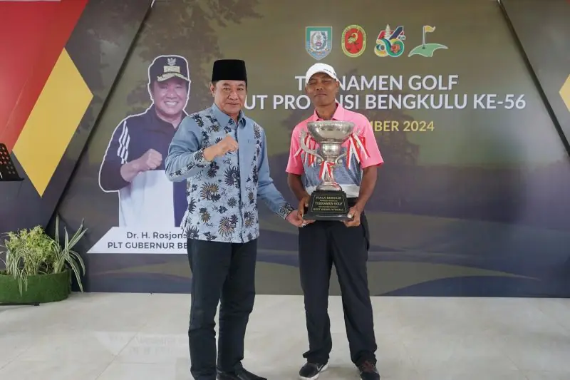 Rosjonsyah saat menutup Tournament Golf dalam rangka HUT Provinsi Bengkulu ke-56 di Lapangan Golf Rafflesia Bengkulu, Sabtu (7/12).