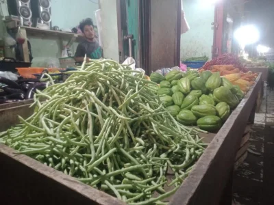 Dilanda Cuaca Buruk, Harga Sayuran Melambung Tinggi