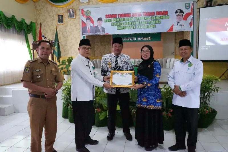 Pemprov Bengkulu Serahkan Hibah Tanah ke KUA Kepahiang