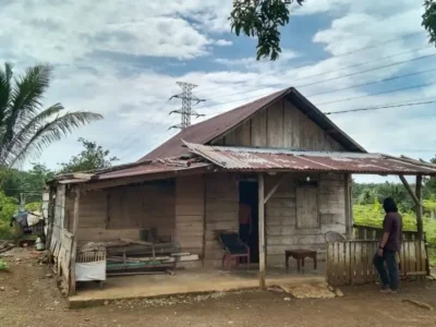 Salah satu rumah warga yang tinggal di sekitar perlintasan jaringan transmisi Saluran Udara Tegangan Tinggi (SUTT) PLTU Teluk Sepang